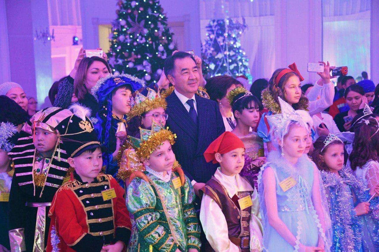 200 детей из малообеспеченных семей побывали на ёлке акима Алматы