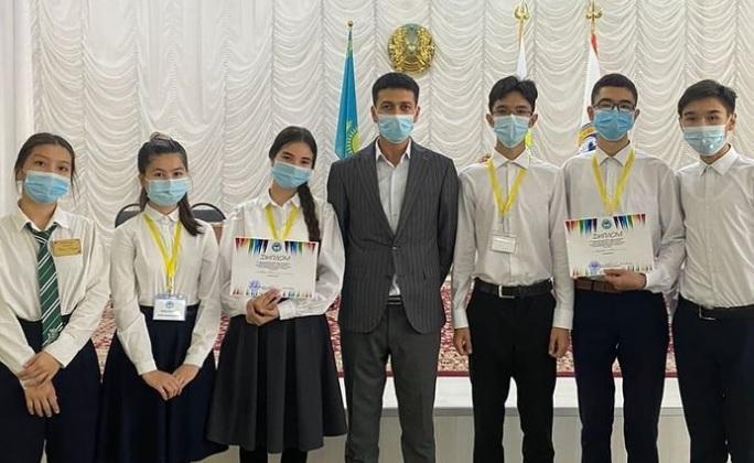 10 сыныптар арасында дебат өткізілді