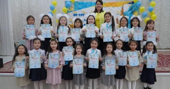 Вокал үйірмесінің жетекшісі Кусманова Жанар Казкеновна шәкірттерімен