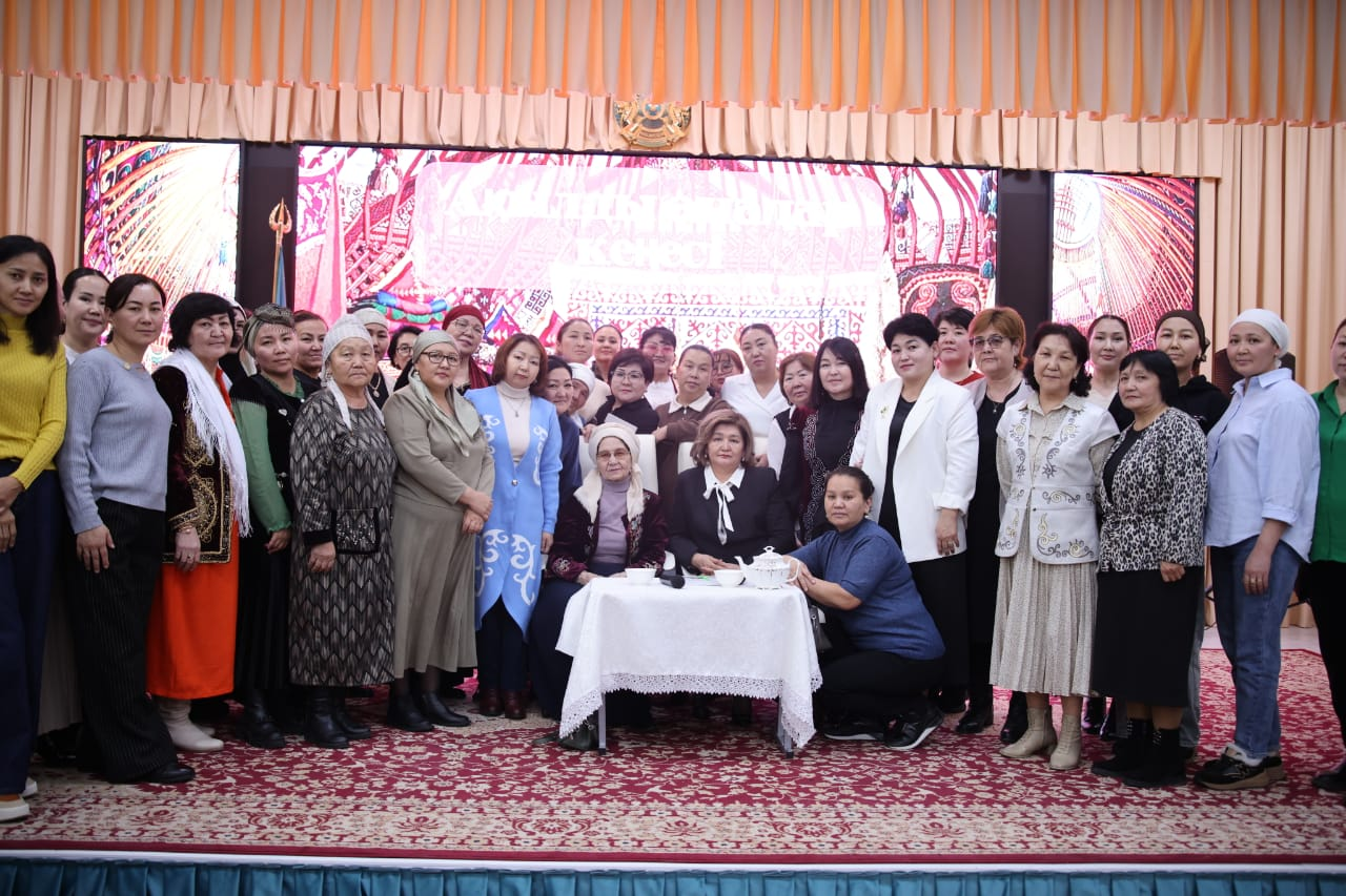 Жазушы, қоғам қайраткері Зейнеп Ахметова мен кездесу өткізілді.