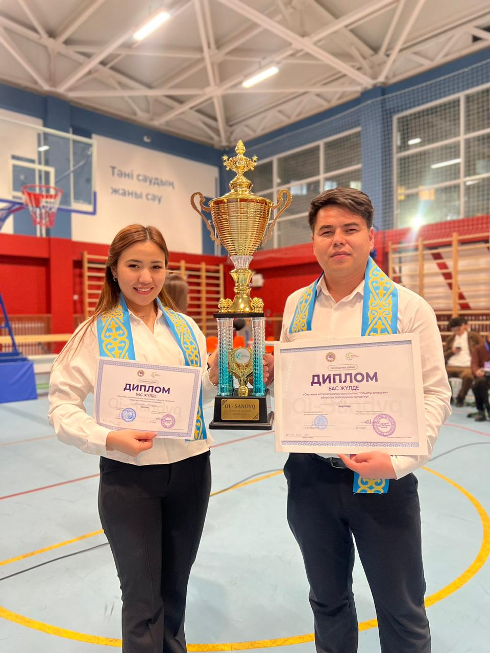 «Оқу және математикалық сауаттылық: табысты синергия» облыстық байқауының бас жүлдегерлері – математика пәнінің мұғалімі Асқар Дәурен және қазақ тілі мен әдебиеті пәнінің мұғалімі Абишева Айжүрек.